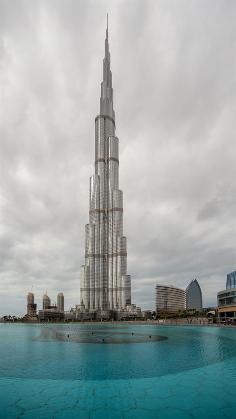 Der Anfang Januar 2010 eröffnete Burj Khalifa stellt das neue Wahrzeichen Dubais dar. 828m ragt er in die Höhe, seine wirkliche Grösse kommt allerdings nur aus der Ferne zur Geltung